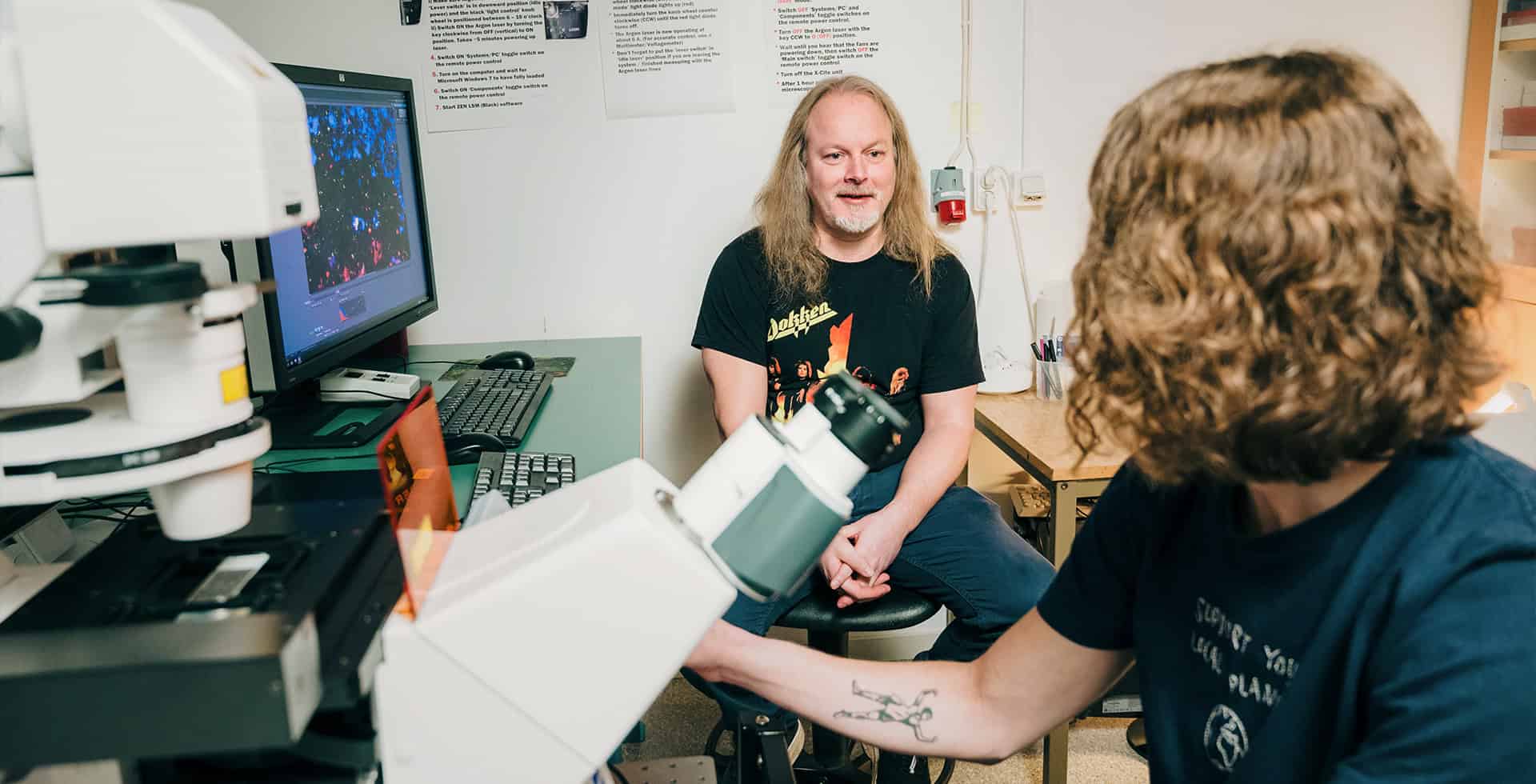 Professor Peter Nilsson sitter och pratar med förste forskningsingenjör i forskargruppen, Therése Klingstedt.