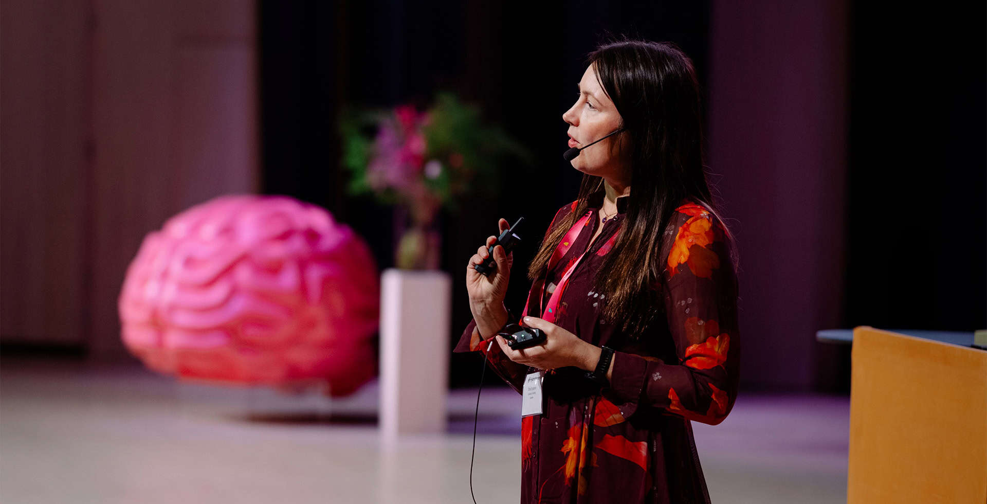 Forskare presenterar på scen vid Hjärnfondens alzheimersymposium.