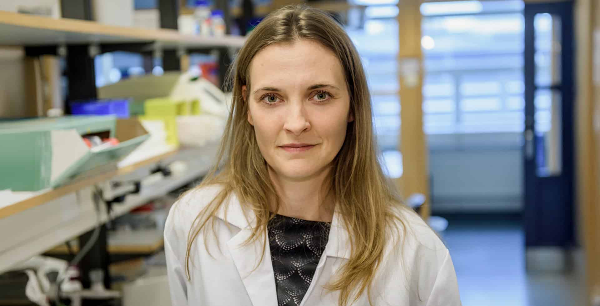 Porträtt av Anja Meissner i laboratoriemiljö.