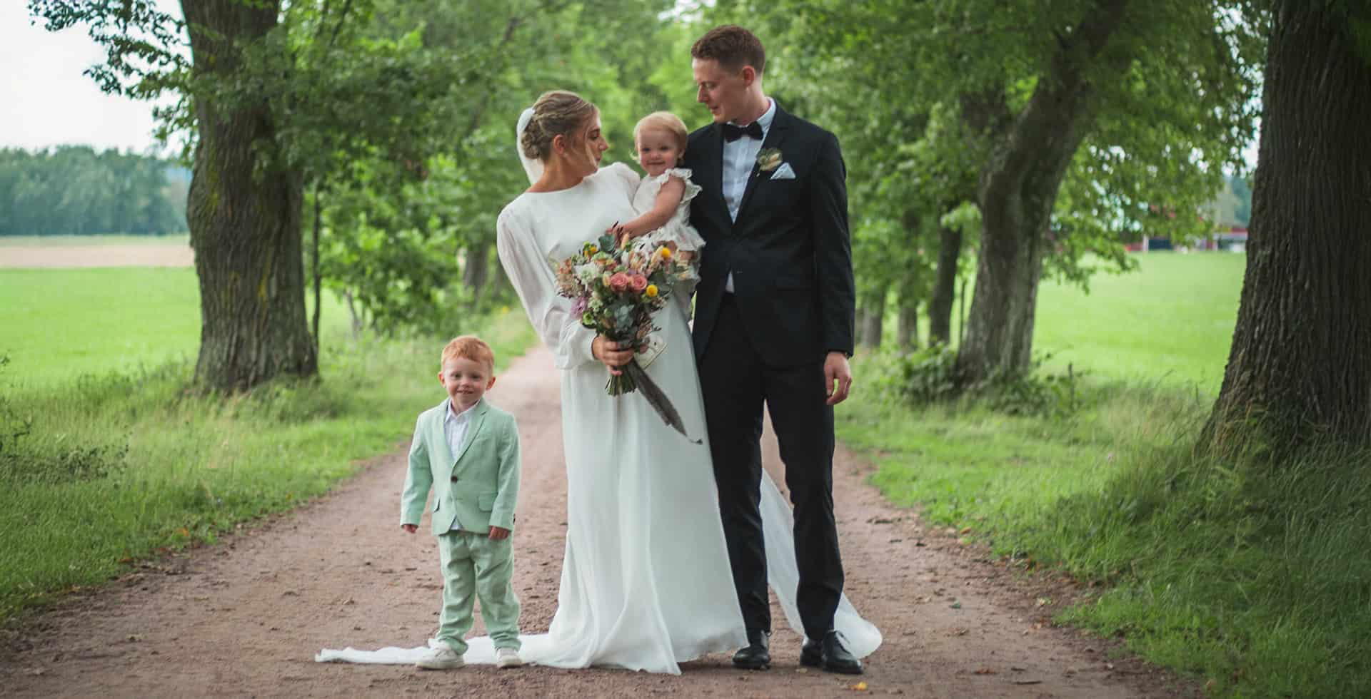 En bröllopsbild på Beatrice Andersson, hennes man och deras barn.