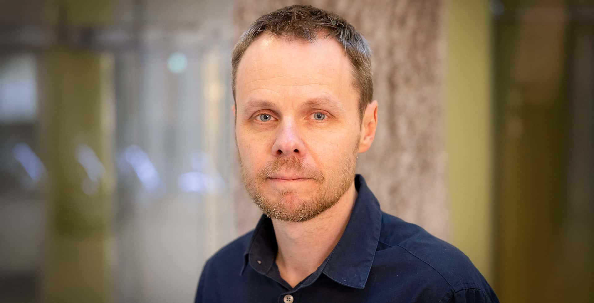 Porträtt av Johan Isaksson leg. psykolog, docent och adjungerad lektor vid Uppsala universitet.