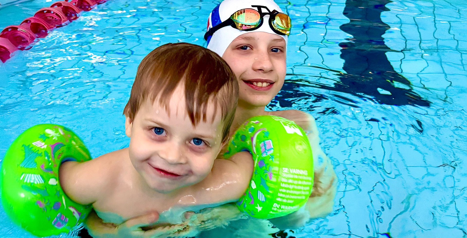 Hugo och hans lillebror Sixten tillsammans i en pool.