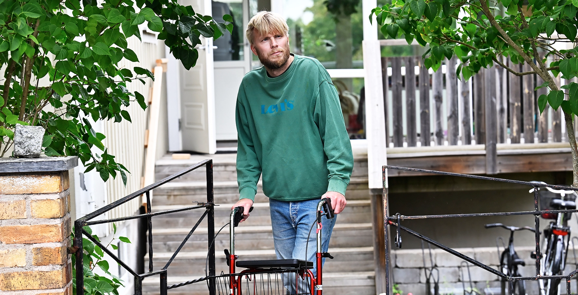 Torsten Gabrielsson går utomhus med en rullator.