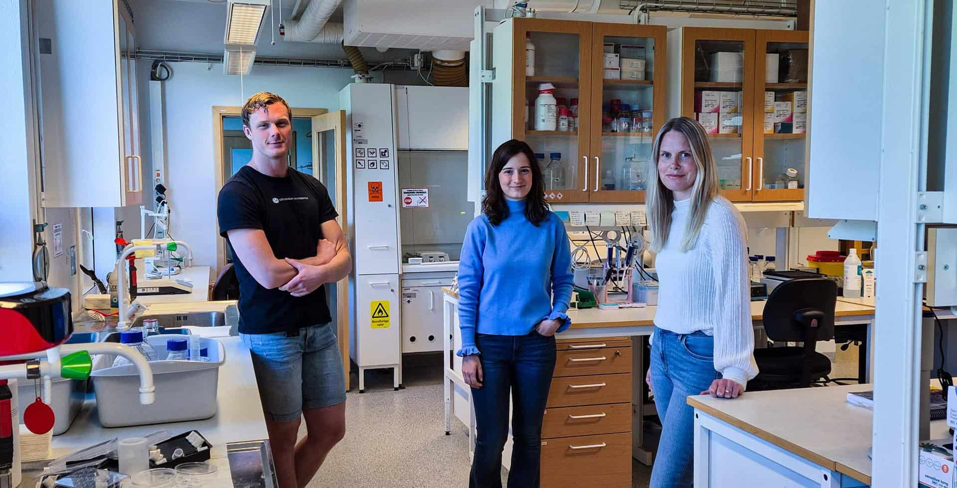 Porträtt av Sebastian Blid Sköldheden, Júlia Teixidor-Deulofeu och Linda Engström i ett labb.